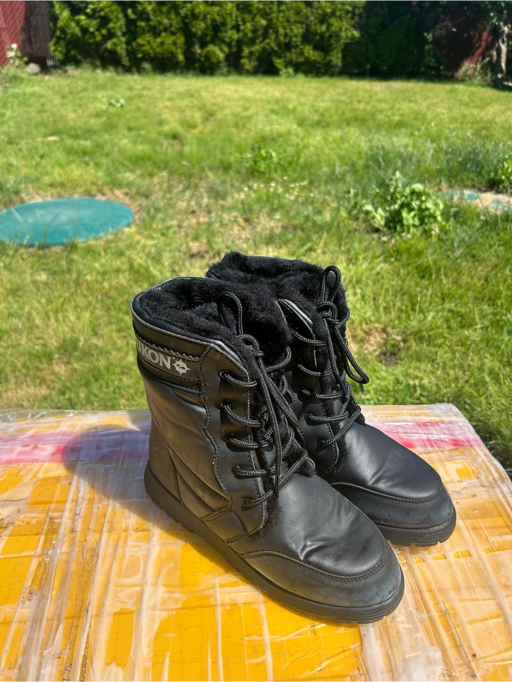 Yukon Snow Fall Women’s Black Lace-Up Faux Fur Winter Boots Size 6M